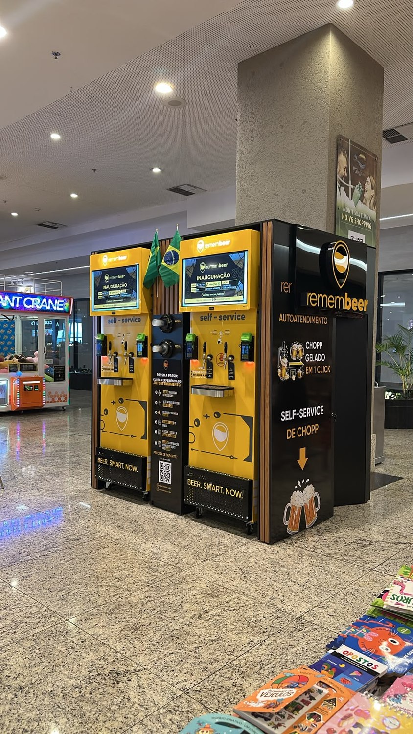 Duas Stations Remembeer instaladas lado a lado em corredor de shopping