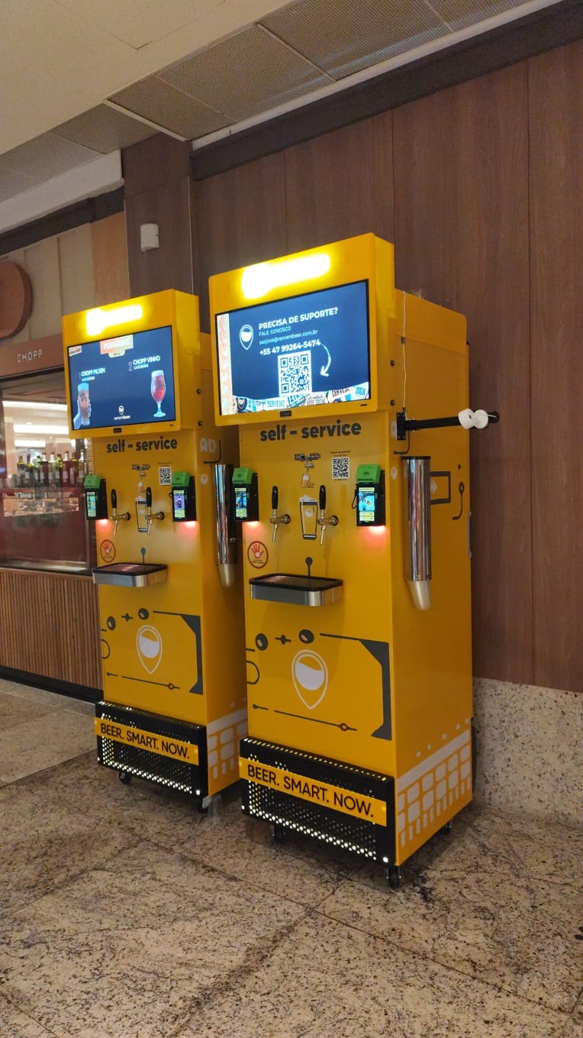 Duas Stations Remembeer instaladas juntas em area de circulacao de shopping