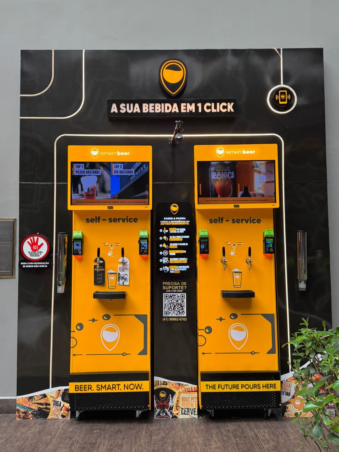 Duas Stations Remembeer montadas em painel preto com comunicacao da marca